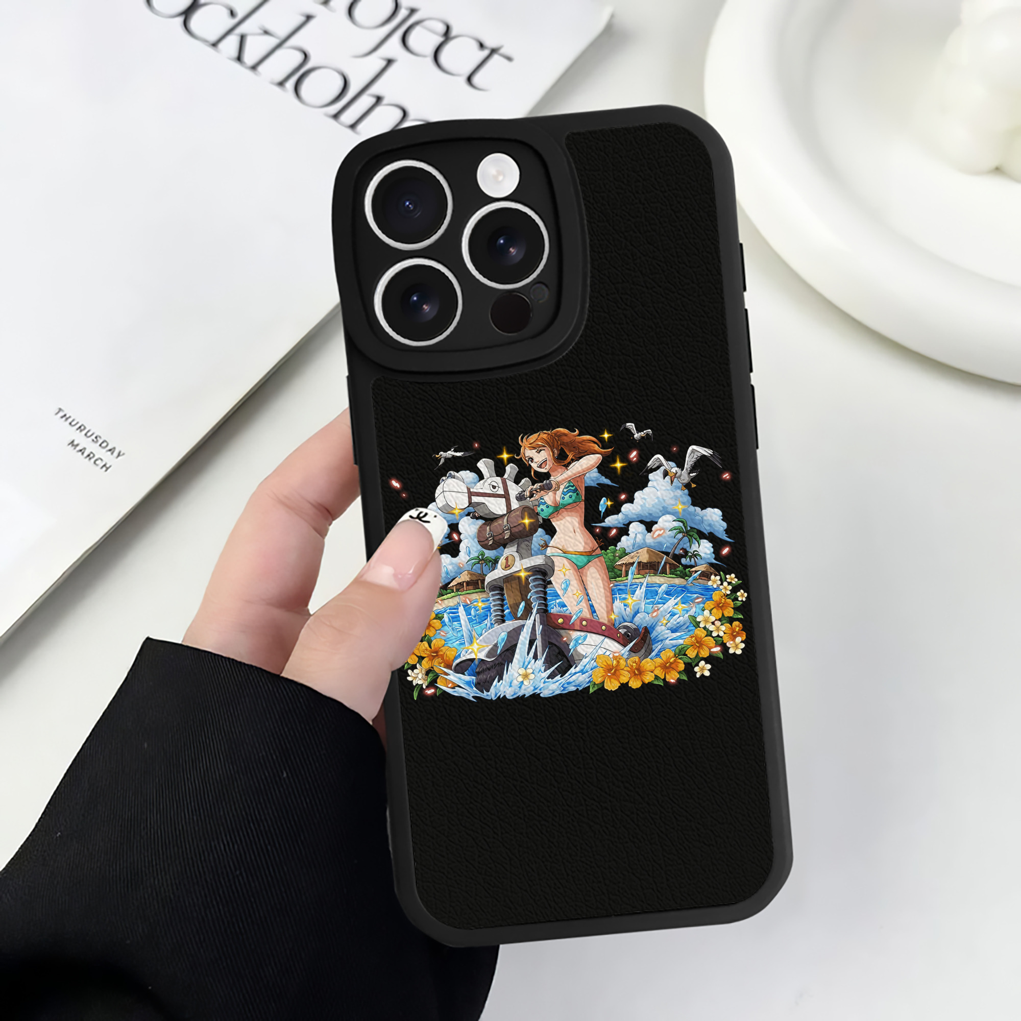 （画像用） ワンピース ナミ ONE PIECE Nami 【iPhone 16シリーズ対応】シリコンスマホケース（レザー調） 材質：シリコン